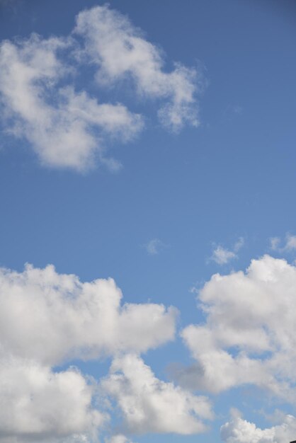 Kawałek błękitnego nieba z wieloma chmurami wokół południa Cloudscape na letnim niebie