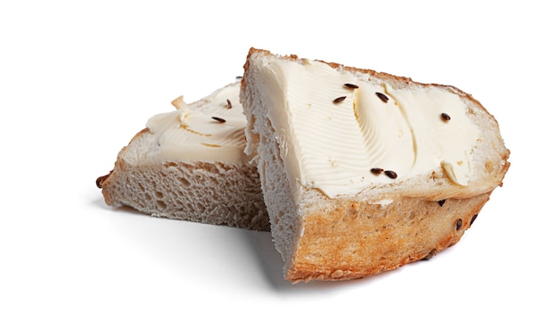 Kawałek chleba z masłem na białym tle