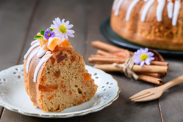 Kawałek ciasta owocowego Bael ozdobiony małymi kwiatami na słodkim i zdrowym deserze domowej roboty