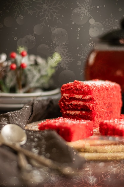 Kawałek ciasta truskawkowego i czerwona herbata owocowa, z zimowymi dekoracjami