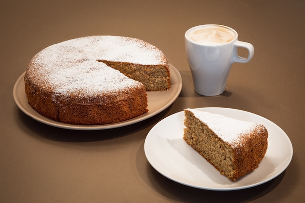 Kawałek ciasta z migdałów i suchego chleba z cappuccino (Antica torta alle mandorle e pane)