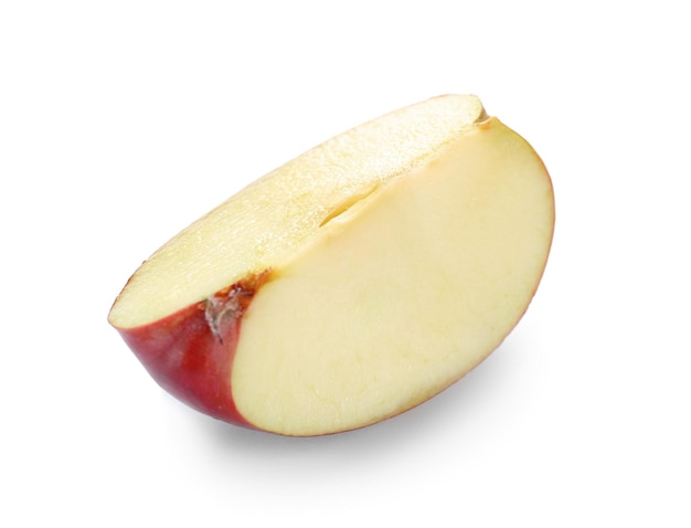Kawałek dojrzałego czerwonego jabłka na białym tle