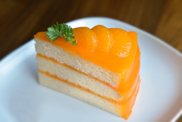 Kawałek domowego ciasta pomarańczowego