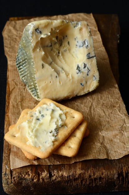 Kawałek duńskiego niebieskiego sera