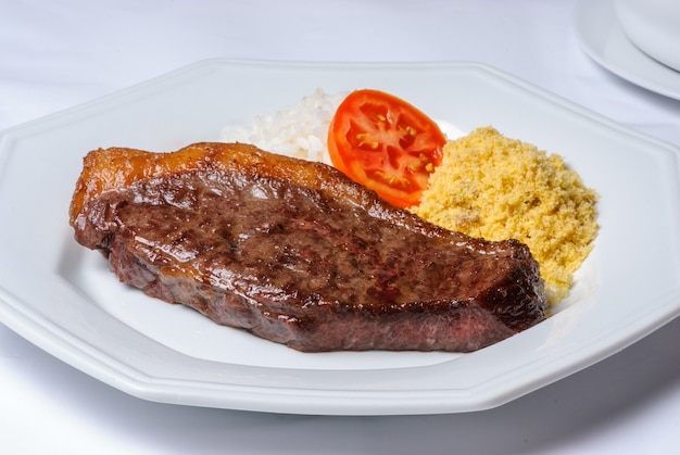 Kawałek Grilla Mięsa Picanha Na Talerzu Z Ryżem, Mąką I Pomidorem. Gastronomia Brazylijska.