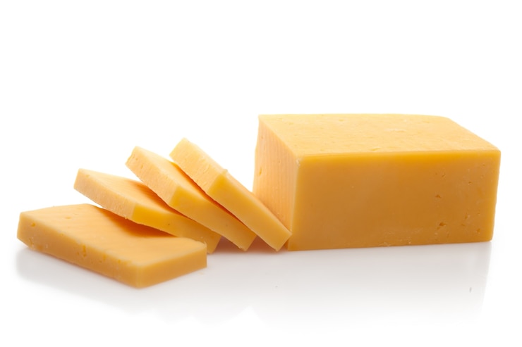 Zdjęcie kawałek i plasterki sera cheddar