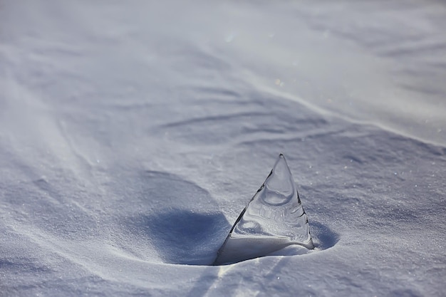 kawałek lodu bajkał na lodzie, natura zima sezon krystaliczna woda przezroczysta na zewnątrz