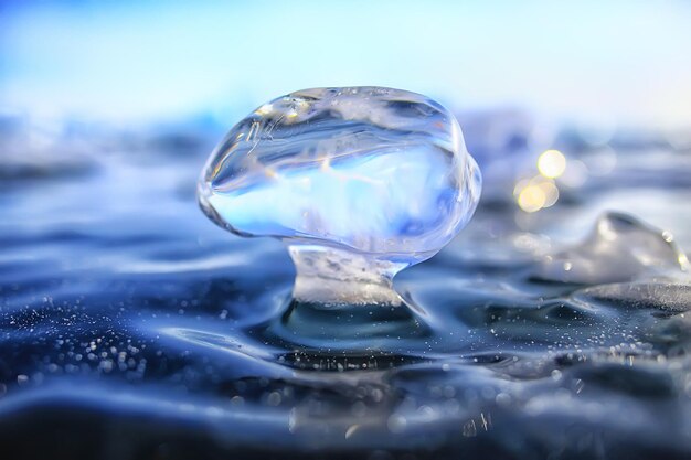 kawałek lodu bajkał na lodzie, natura zima sezon krystaliczna woda przezroczysta na zewnątrz