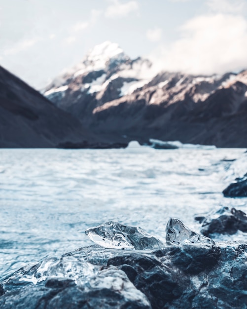 Kawałek lodu z lodowca Mount Cook topi się w przybrzeżnym jeziorze z powodu wpływu globalnego ocieplenia i zmian klimatu.