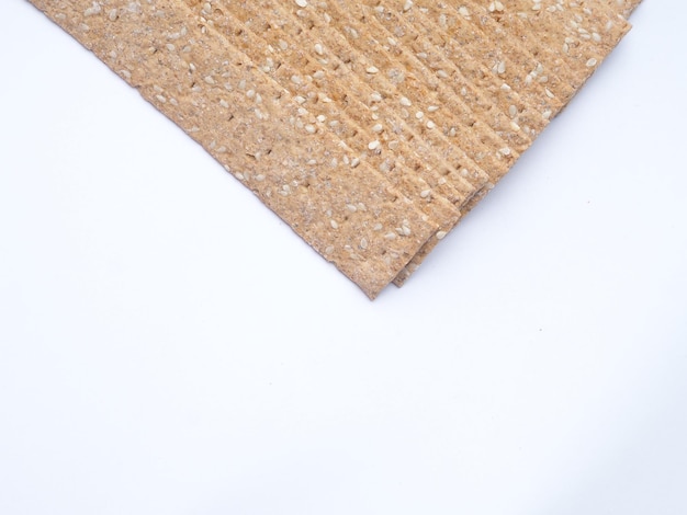 Zdjęcie kawałek mąki pszennej na białym tle.