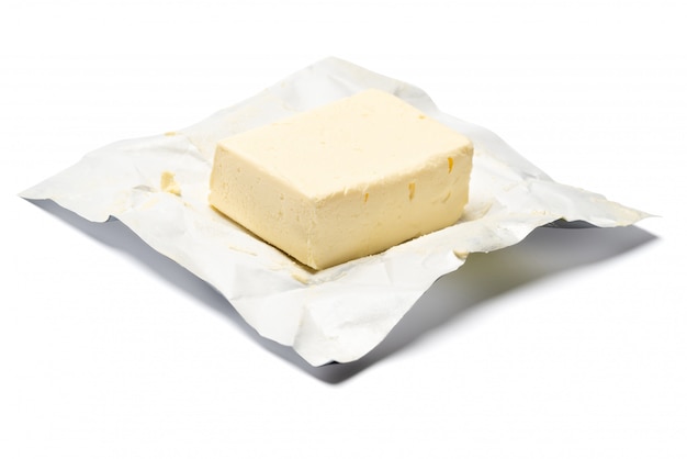Kawałek organiczny masło na białym tle