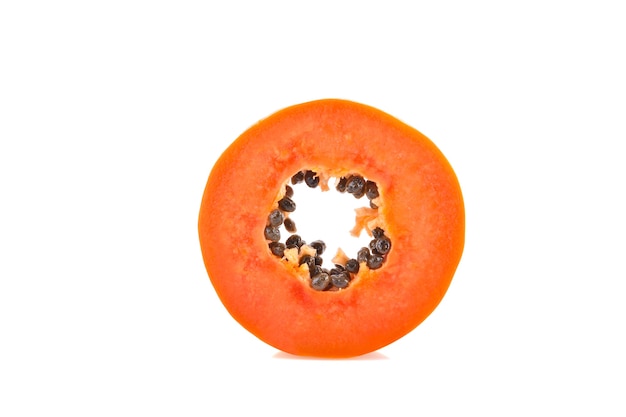 Kawałek papai na białym tle.