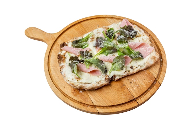 Kawałek pizzy z szynką i zielonymi liśćmi podawany na drewnianej desce Apetyczne popularne potrawy tradycyjnej kuchni włoskiej Widok z góry Zbliżenie Odizolowany na białym tle