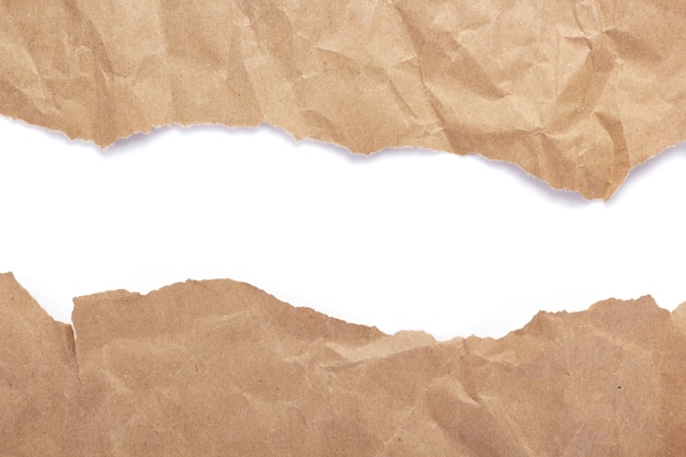 Kawałek pomarszczonej lub zmiętej tekstury papieru na białym tle
