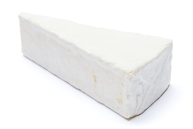 Zdjęcie kawałek sera brie lub camambert na białej przestrzeni
