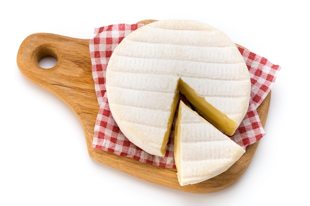 Kawałek sera camembert na białej powierzchni