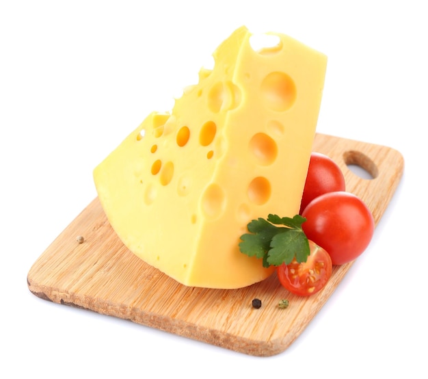 Kawałek sera i pomidorów na drewnianej desce na białym tle