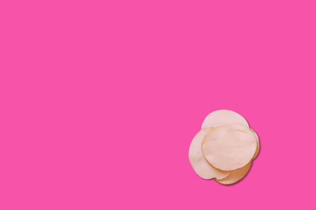 Kawałek sera w kreatywnym koncepcyjnym widoku z góry płaskiej kompozycji z kopią na białym tle na różowym tle w minimalistycznym stylu