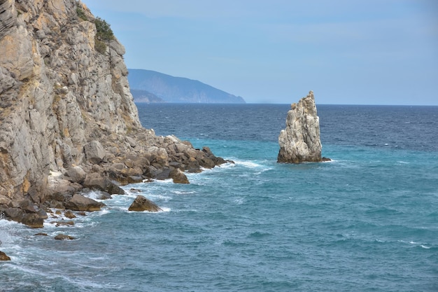 Kawałek skały w pobliżu morza w pobliżu wybrzeża oderwał duży kawałek skały pośrodku