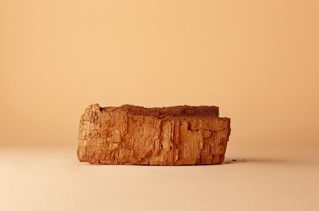 Kawałek starego drewna na pomarańczowym tle