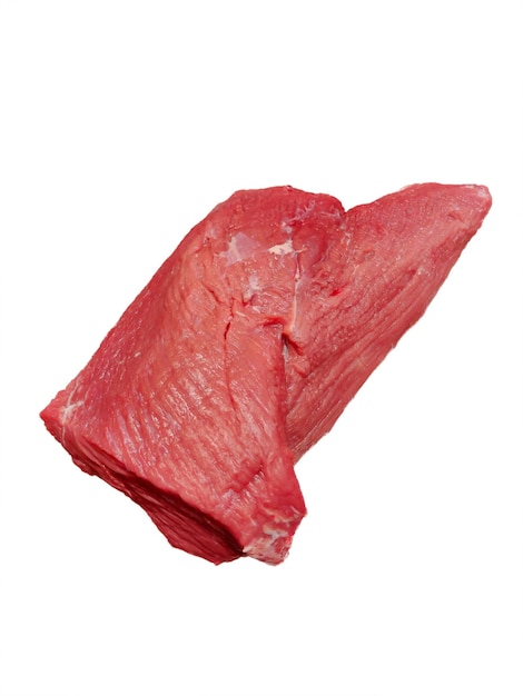 Kawałek surowej czerwonej wołowiny na białym odizolowanym tła zbliżeniu