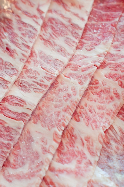 Kawałek surowej wołowiny na grilla po japońsku