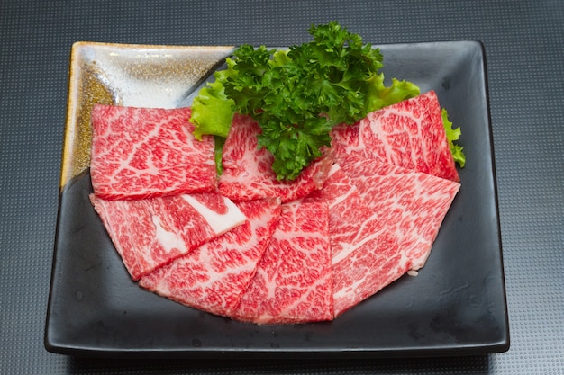 Kawałek surowej wołowiny na grilla po japońsku