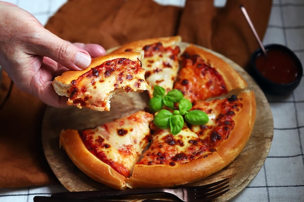 Kawałek świeżej Gorącej Pizzy Margarita W Ręku Selektywnej Ostrości