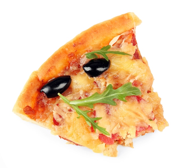 Kawałek świeżej pizzy pieczonej na białym tle