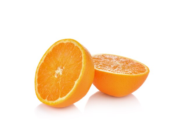 Kawałek świeżej pomarańczy na białej ścianie