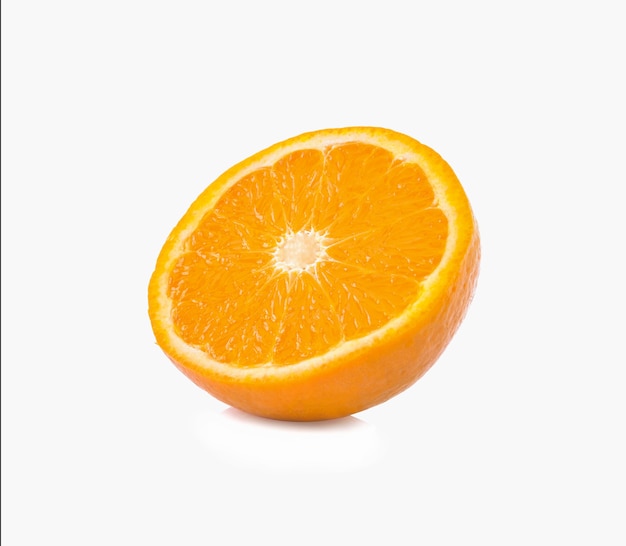Kawałek świeżej pomarańczy na białym tle