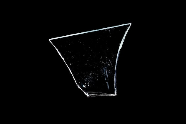 Zdjęcie kawałek uszkodzonego szkła jest izolowany na czarnym tle. zdjęcie wysokiej jakości