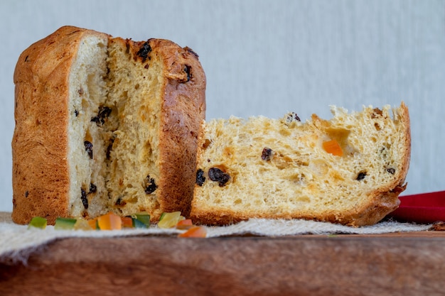 Kawałek włoskiego ciasta Panettone na stole