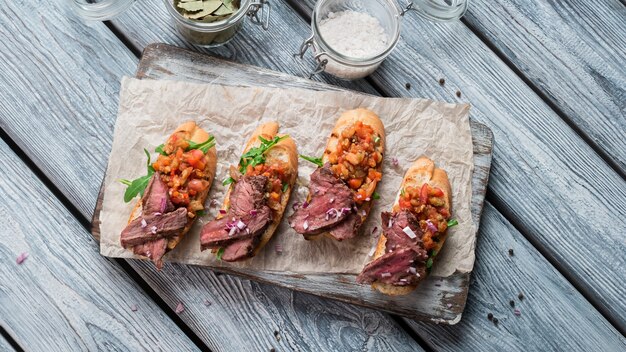 Kawałki Chleba Z Mięsem. Widok Z Góry Na Małe Kanapki. świeżo Ugotowana Bruschetta. Tradycyjny Włoski Posiłek.