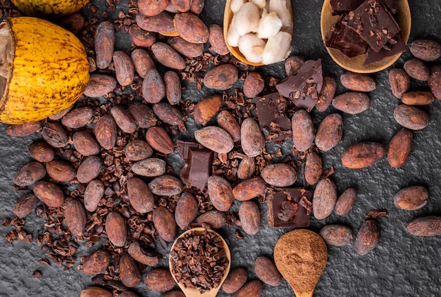 Zdjęcie kawałki ciemnej czekolady zmiażdżone i ziarna kakaowego, widok z góry