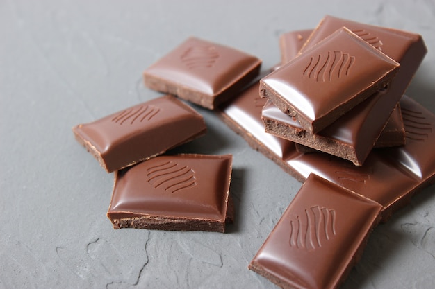 Kawałki czekolady na zbliżenie na stole