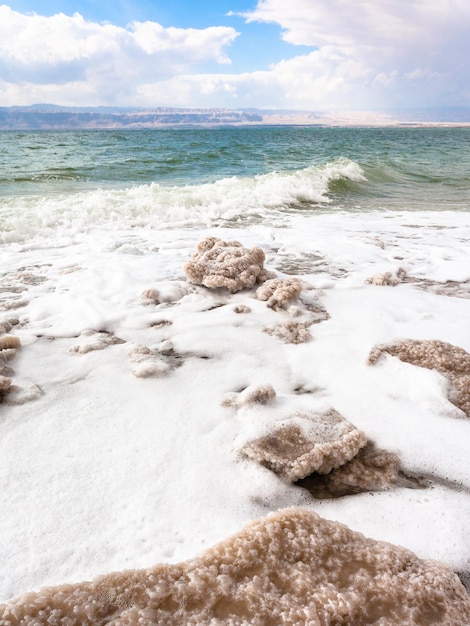 Kawałki krystalicznej soli na brzegu Morza Martwego