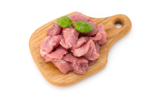Kawałki mięsa surowego posiekanego mięsa wołowego na białym tle