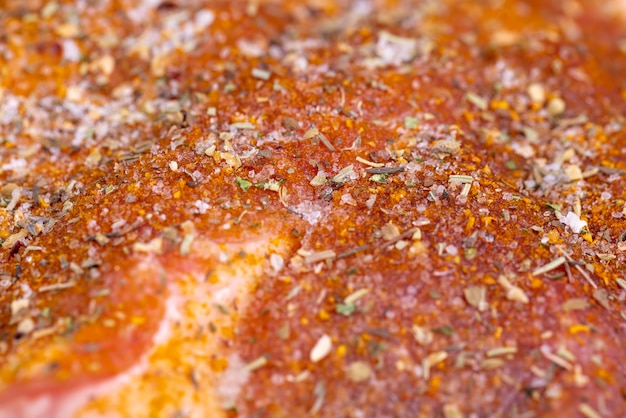 Zdjęcie kawałki mięsa wieprzowego marynowane w przyprawach i soli, karkówka przygotowana do pieczenia z mieszanką przypraw z solą morską