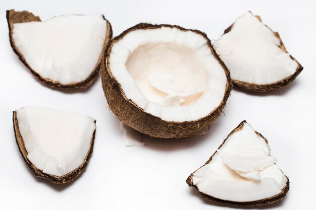 Kawałki orzecha kokosowego na białym tle na białym tle.