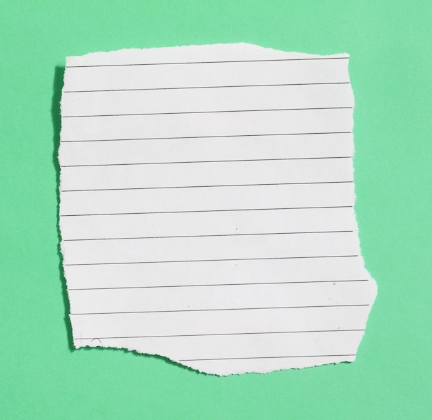 Zdjęcie kawałki rozdartego papieru do notatników