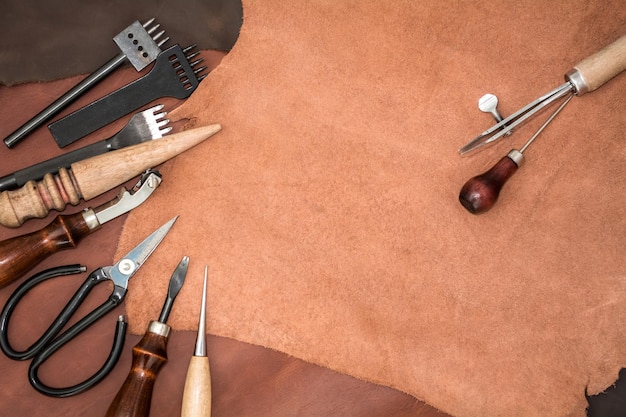 Kawałki skóry i narzędzia robocze Miejsce pracy rzemieślnika