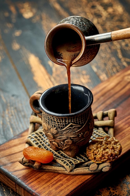 Kawę po turecku nalewa się z cezve do filiżanki