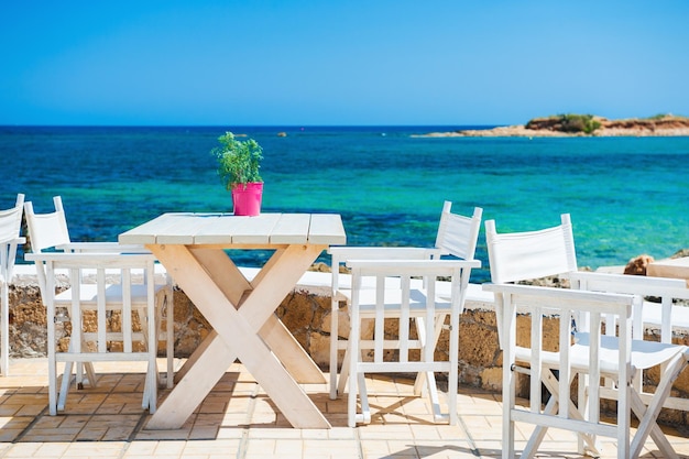 Kawiarnia na plaży. Malia, Kreta, Grecja. Piękna tropikalna plaża z turkusową wodą