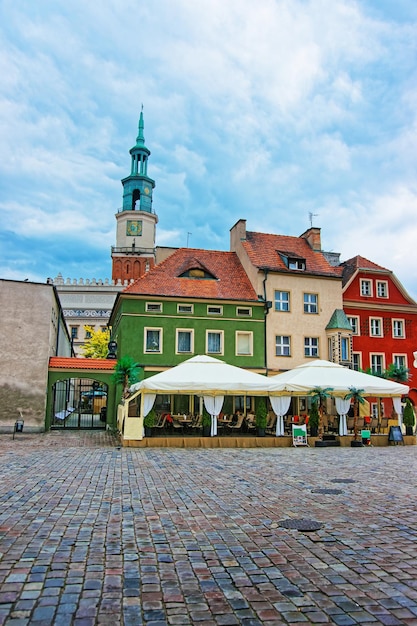 Kawiarnie uliczne na Starym Rynku w centrum Poznania. Iglica Ratusza Staromiejskiego w tle