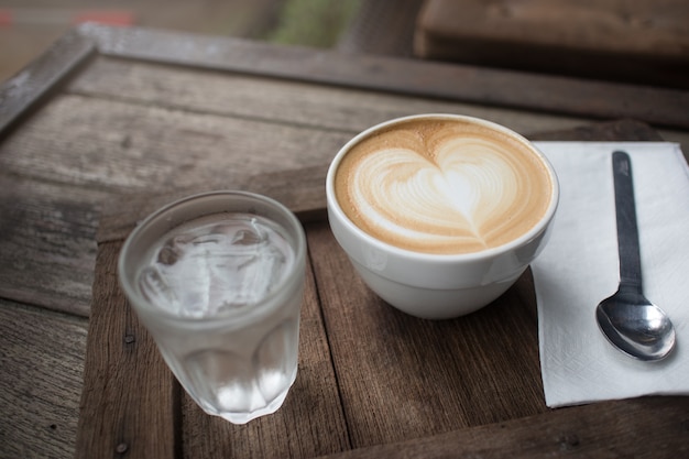 Kawowa Kierowa Latte Sztuka Z Wodą Na Drewnianym Stole W Wakacje