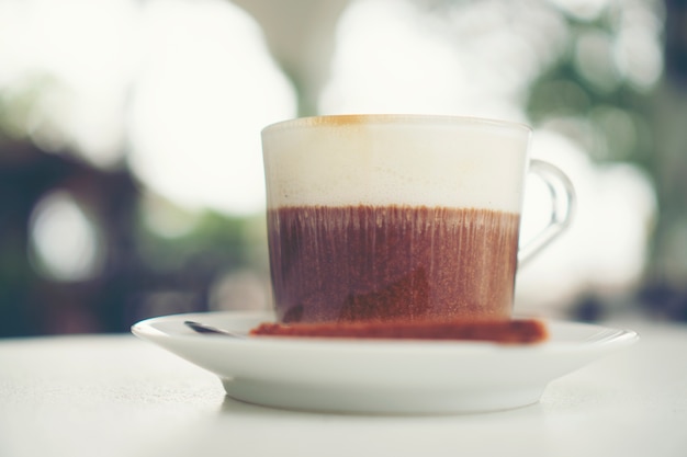 Kawowa latte sztuka, filiżanka na stołowej kawiarni