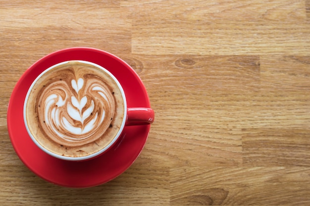 Kawowa latte sztuka na drewnianym stole w sklep z kawą