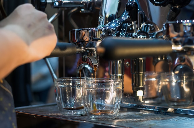 Kawowa maszynowa robi kawa espresso strzał w kawiarnia sklepie