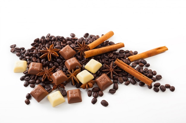 Zdjęcie kawowe fasole z pikantność i czekoladą na białym tle